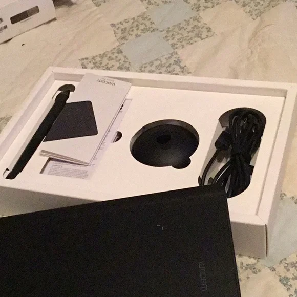 Wacom Intuos Pro Tablet - Picture 2 of 2